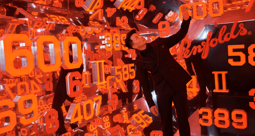 Duan Yihong explore the neon numbers room